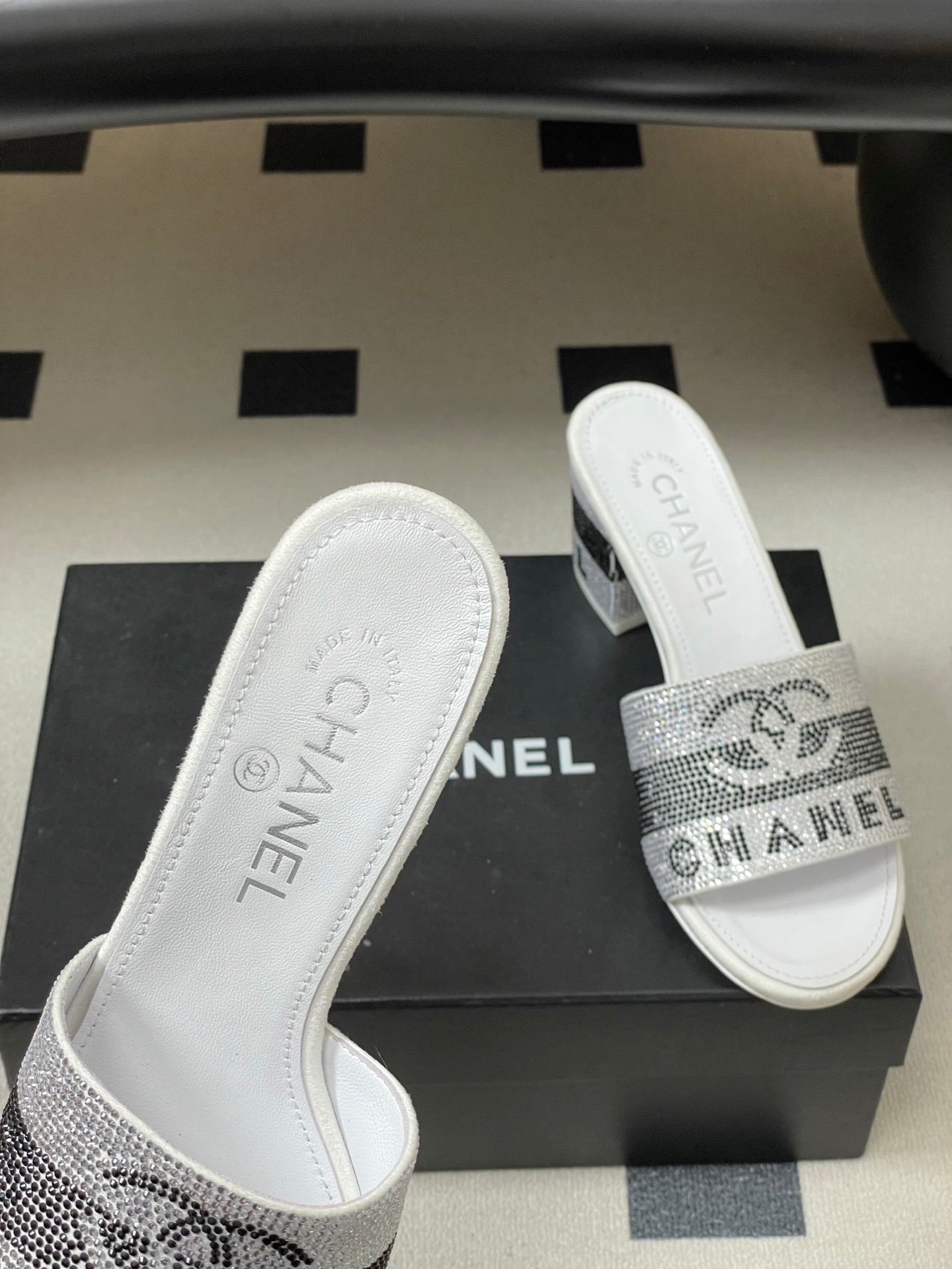 CC 26s  Sandals 70 White Gray Sheepskin Rhinestones 649512