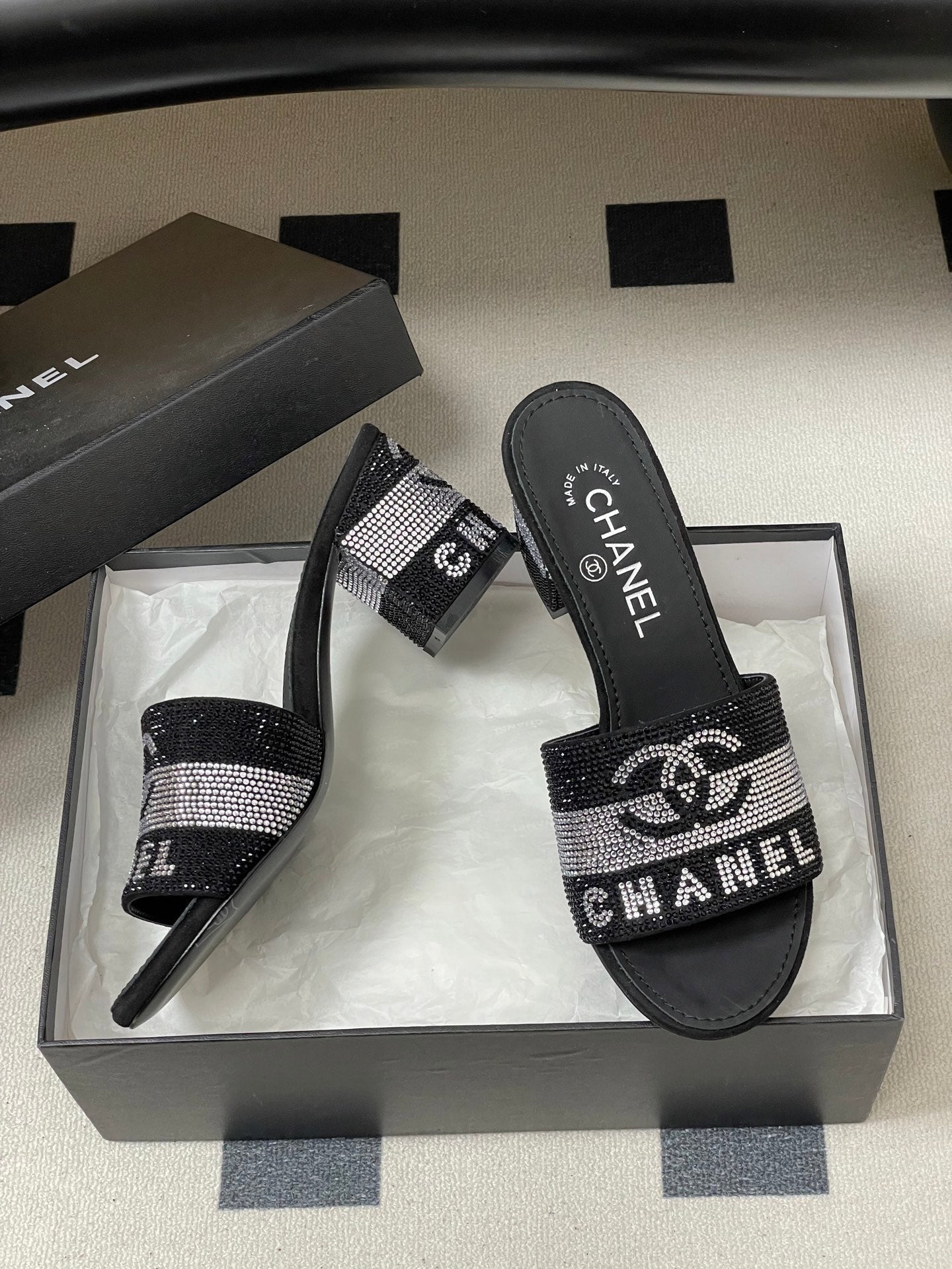 CC 26s  Sandals 70 Black Sheepskin Rhinestones 649513
