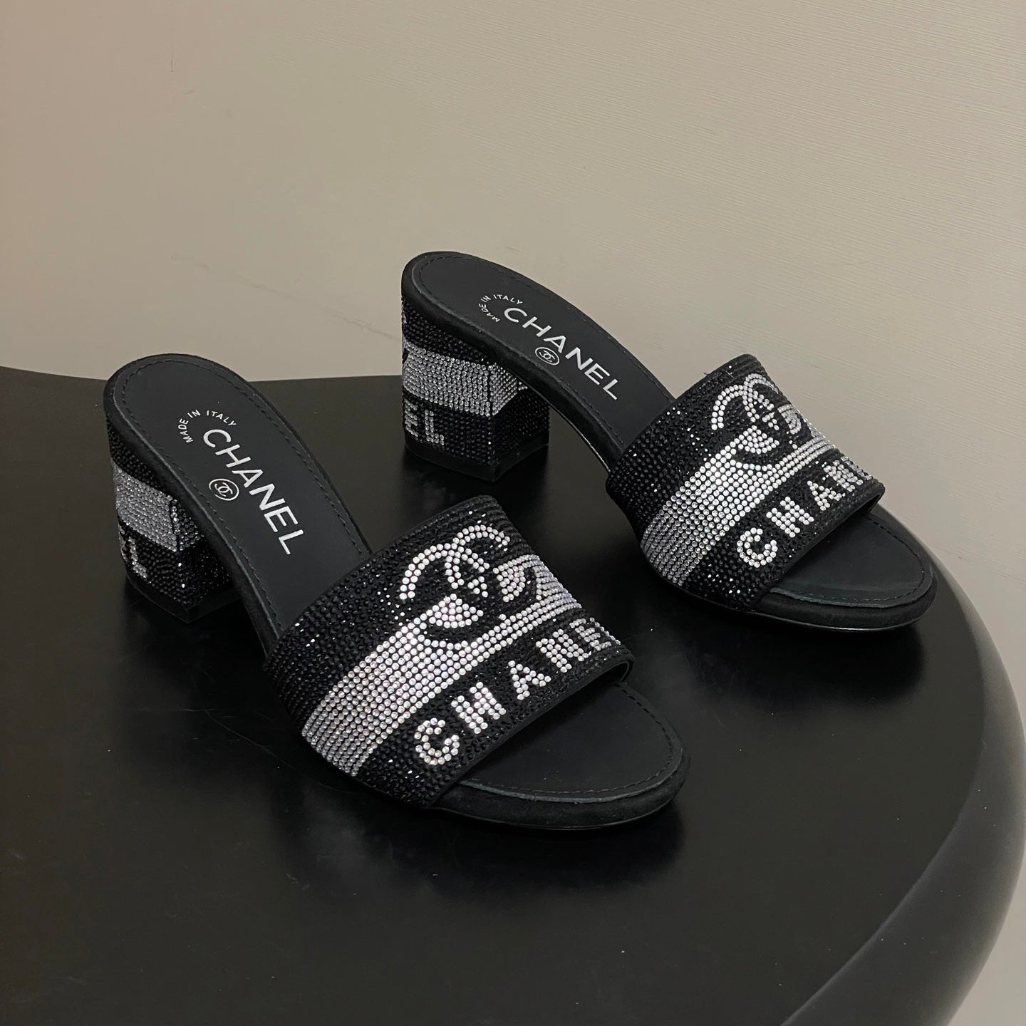 CC 26s  Sandals 70 Black Sheepskin Rhinestones 649513