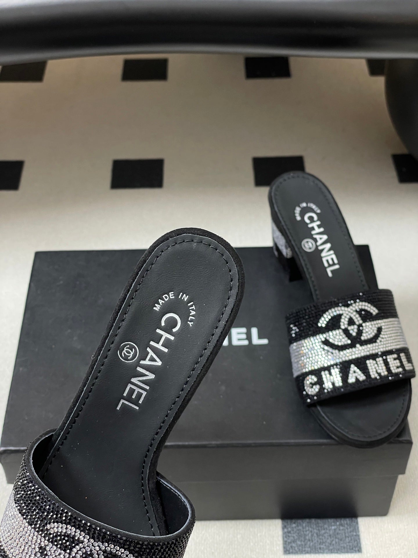 CC 26s  Sandals 70 Black Sheepskin Rhinestones 649513