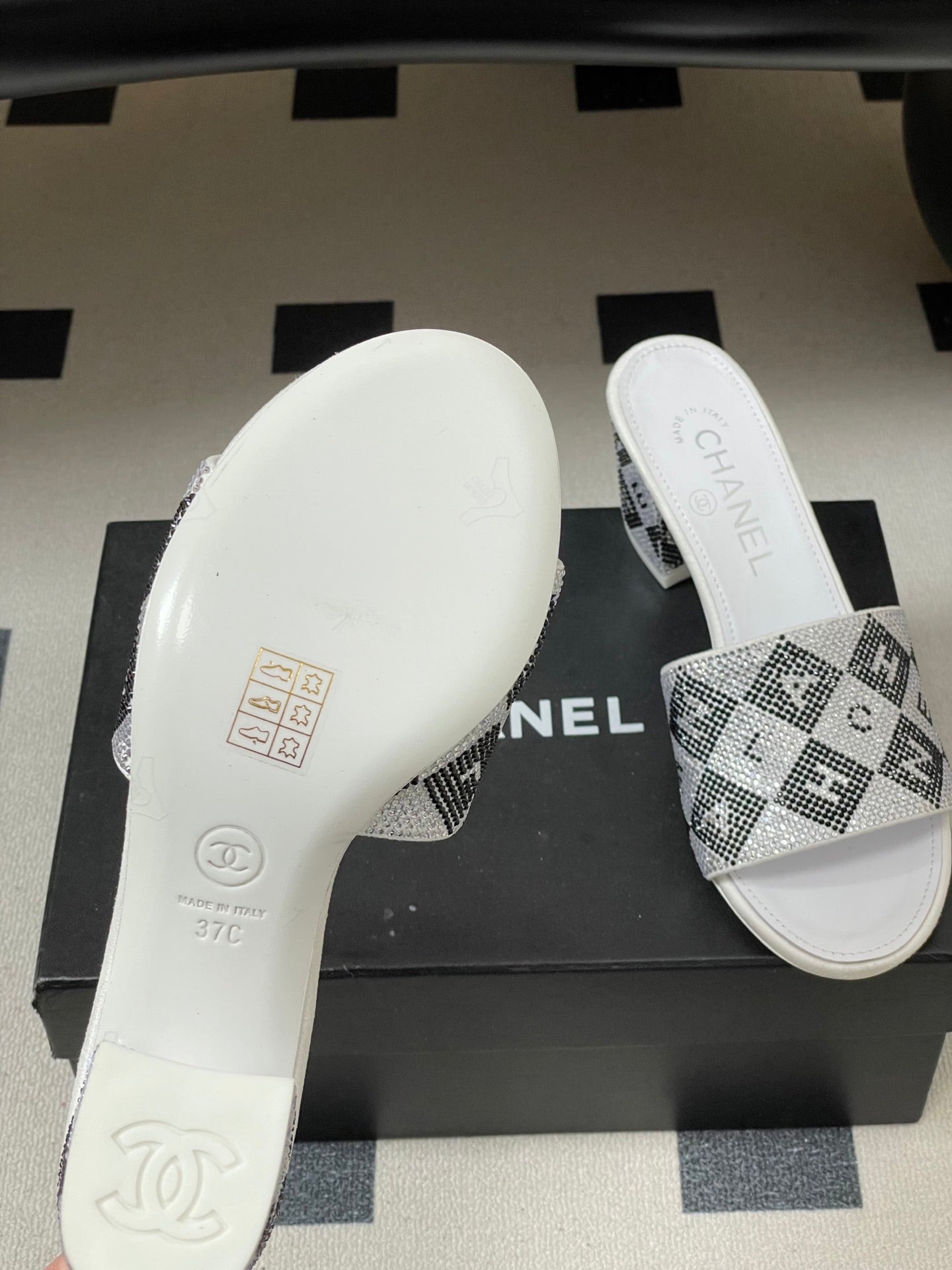 CC 26s Sandals 70 White Gray Sheepskin Rhinestones 649518