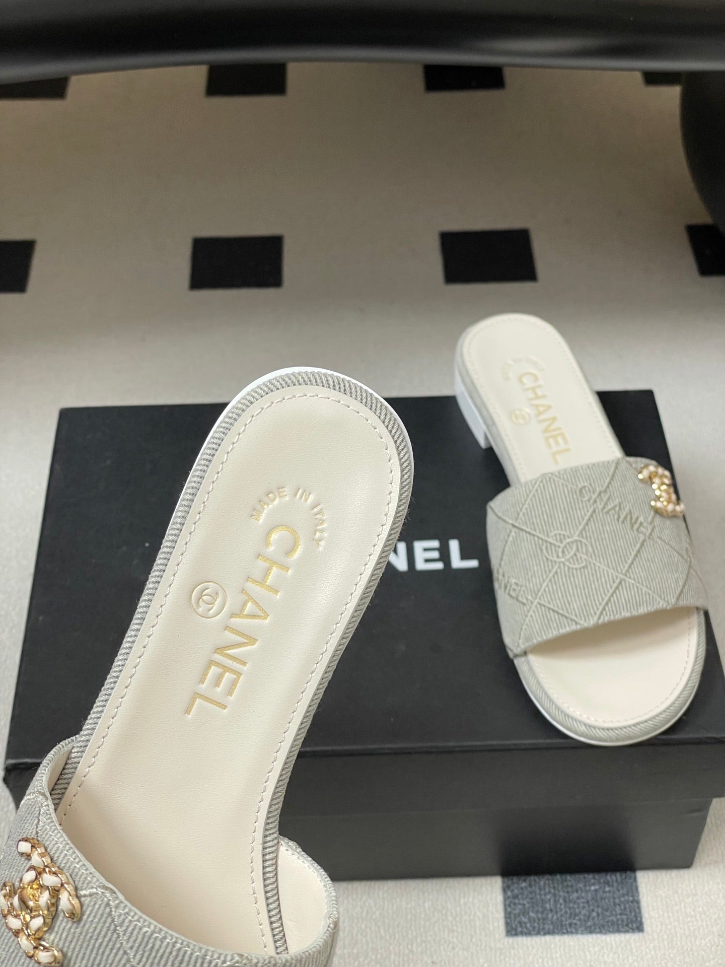 CC 26s Flat Sandals White Gray Canvas Sheepskin Double C 649507