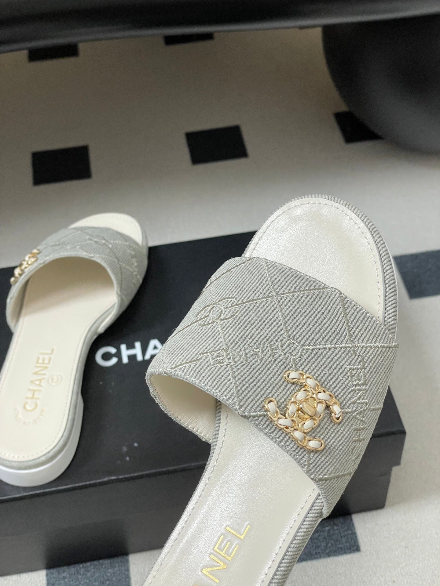 CC 26s Flat Sandals White Gray Canvas Sheepskin Double C 649507