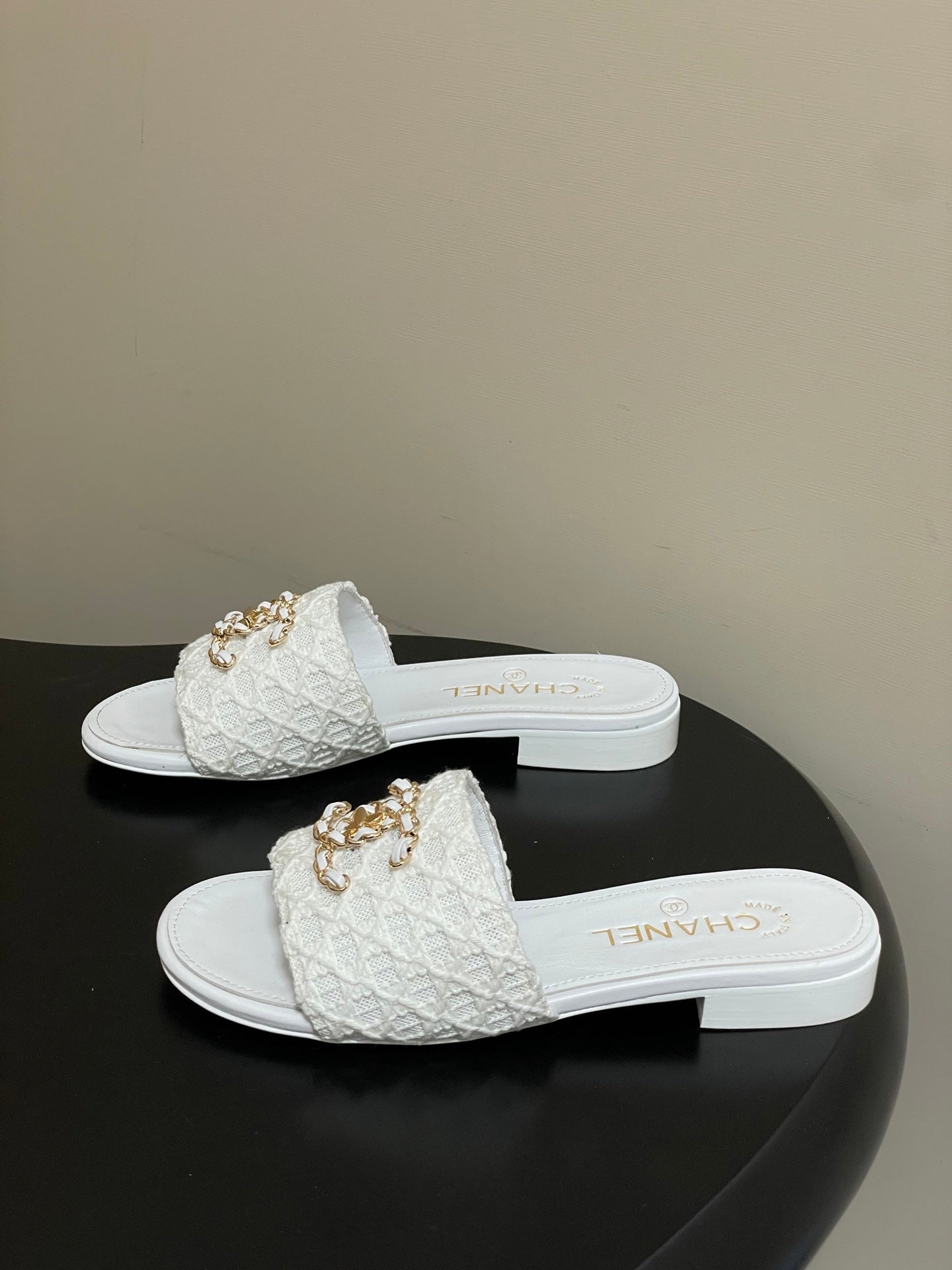 CC 26s Flat Slippers White Fabric Sheepskin 649491