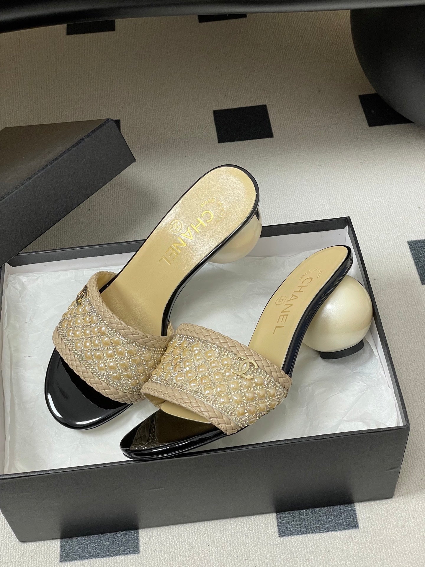 CC 26s Pearl Sandals 70 Beige Patent Leather 649538