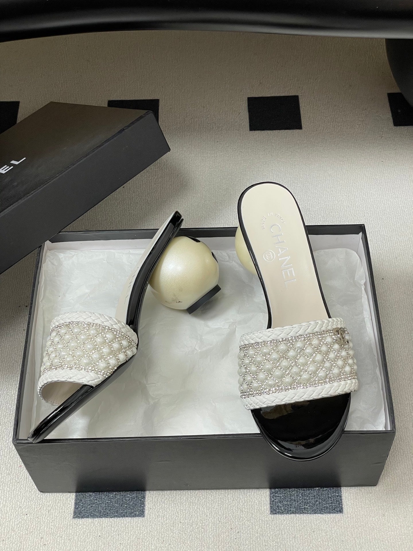 CC 26s Pearl Sandals 70 White Patent Leather 649539