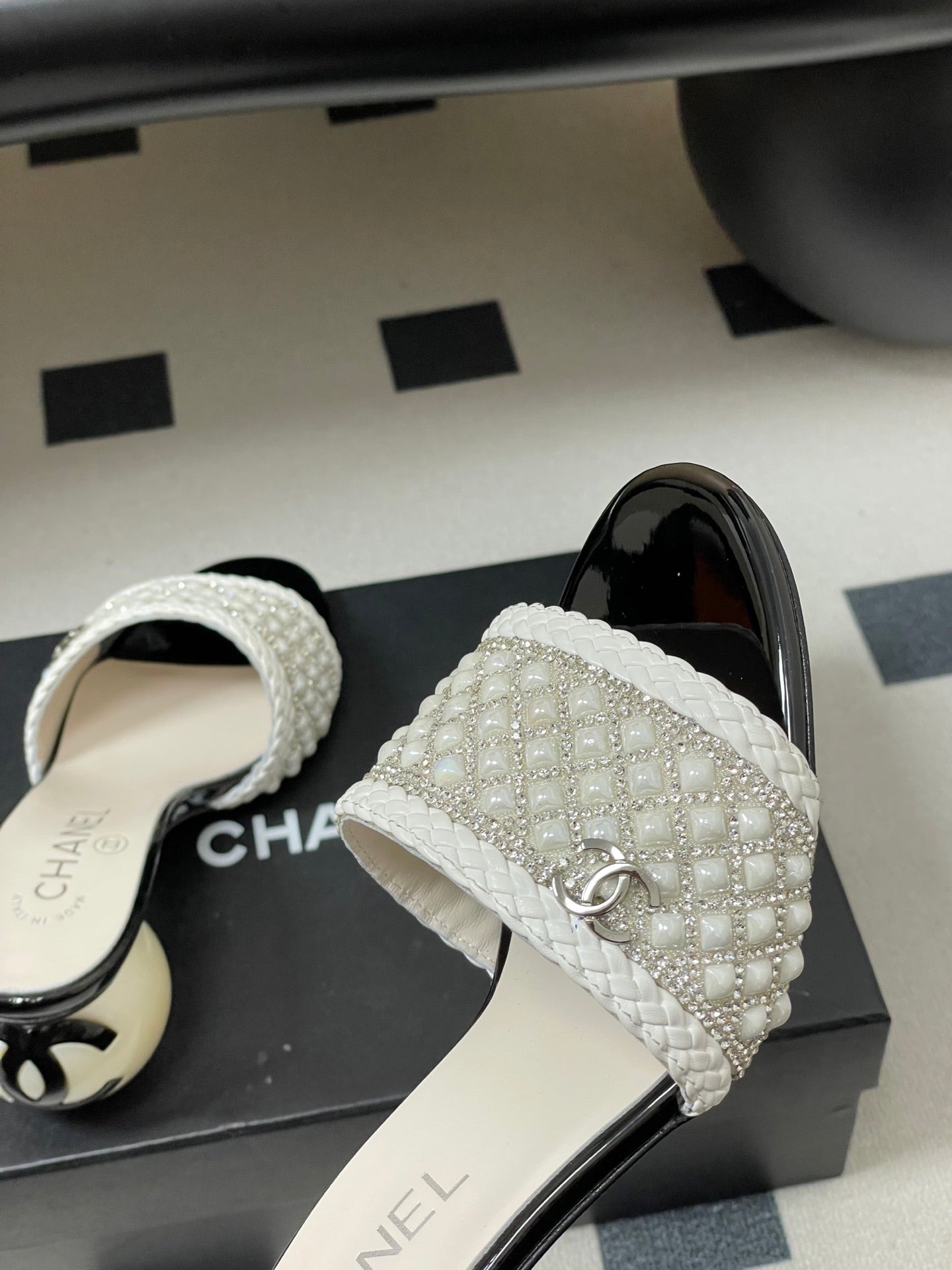 CC 26s Pearl Sandals 70 White Patent Leather 649539