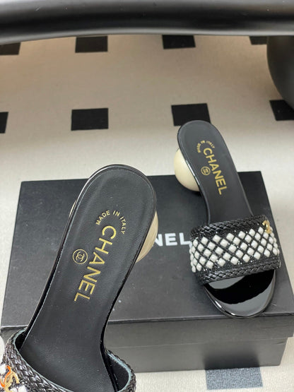CC 26s Pearl Sandals 70 Black Patent Leather 649540