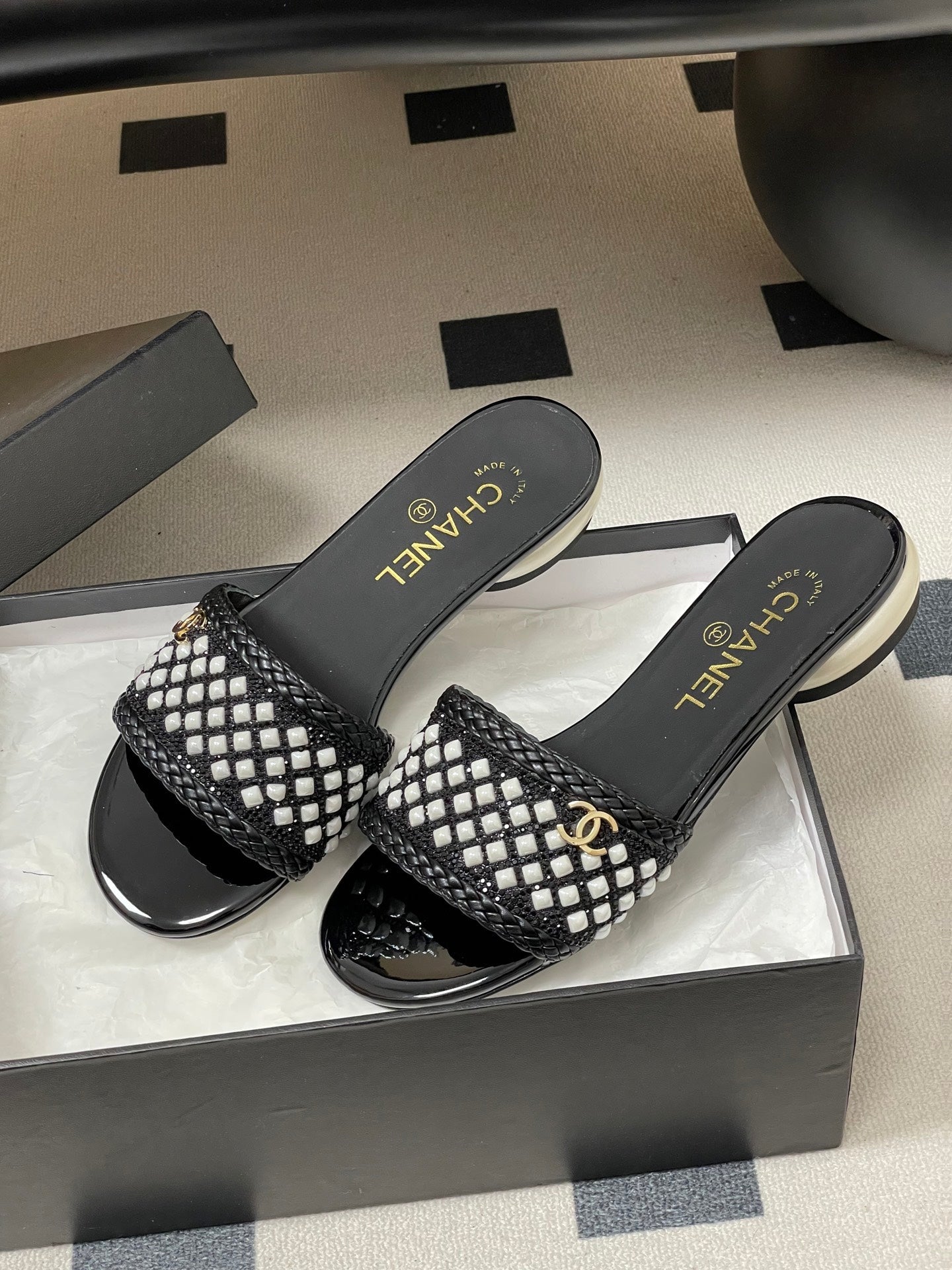 CC 26s Pearl Flat Sandals Black White Patent Leather 649543