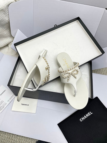CC 26s Thong Sandals White Sheepskin 645323
