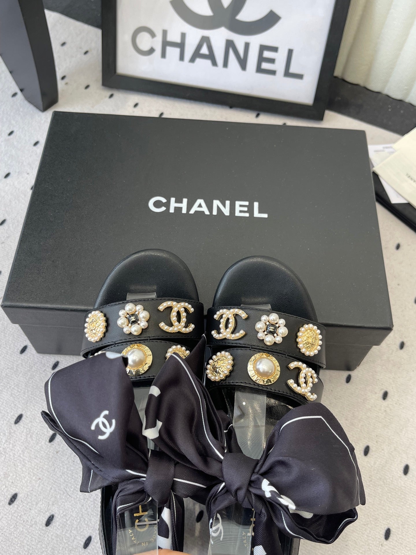 CC 26s Sandals 55 Black Sheepskin Mixed Gold Charm 650082