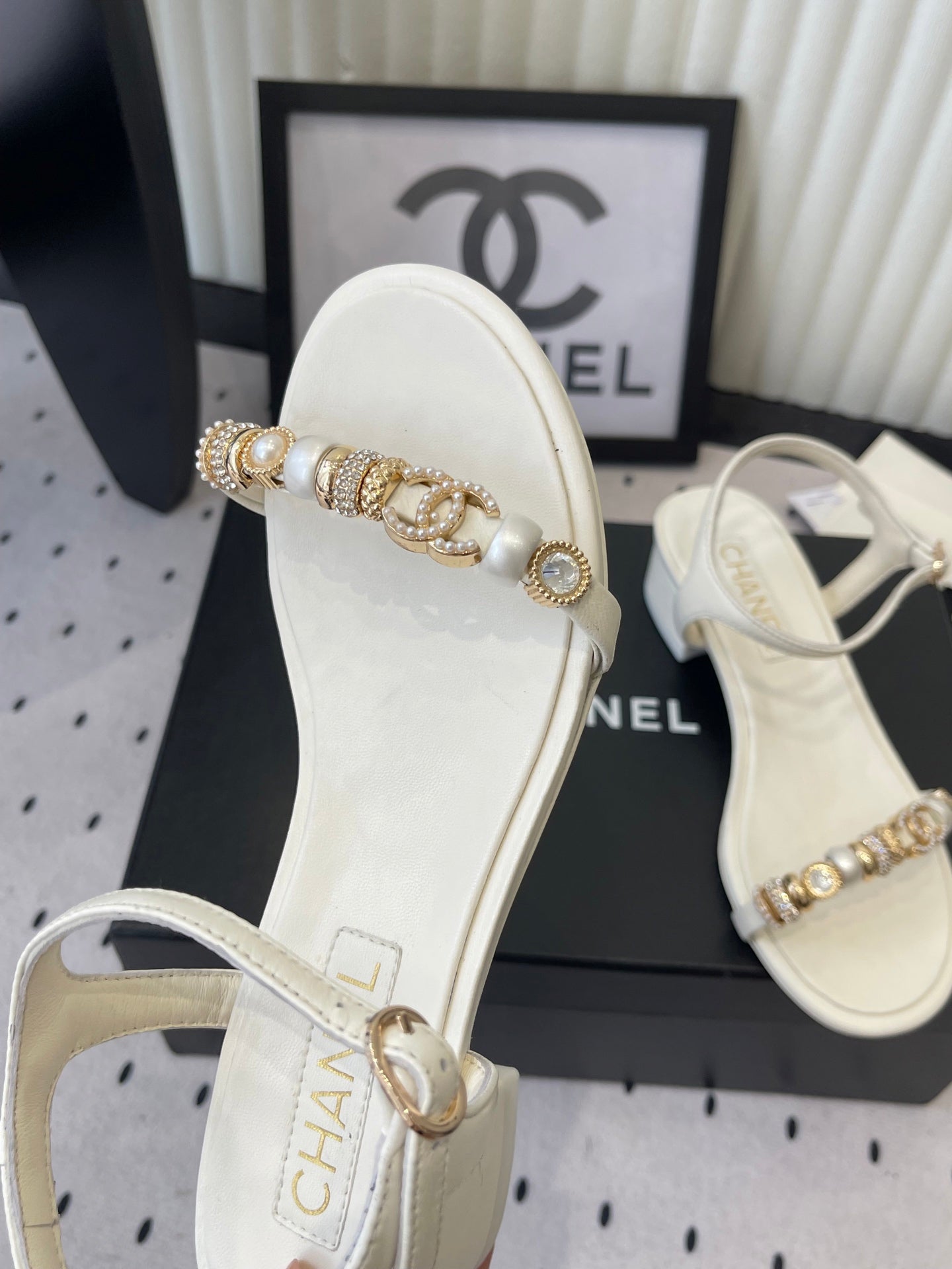 CC 26s Sandals 35 White Sheepskin Pearls 650098