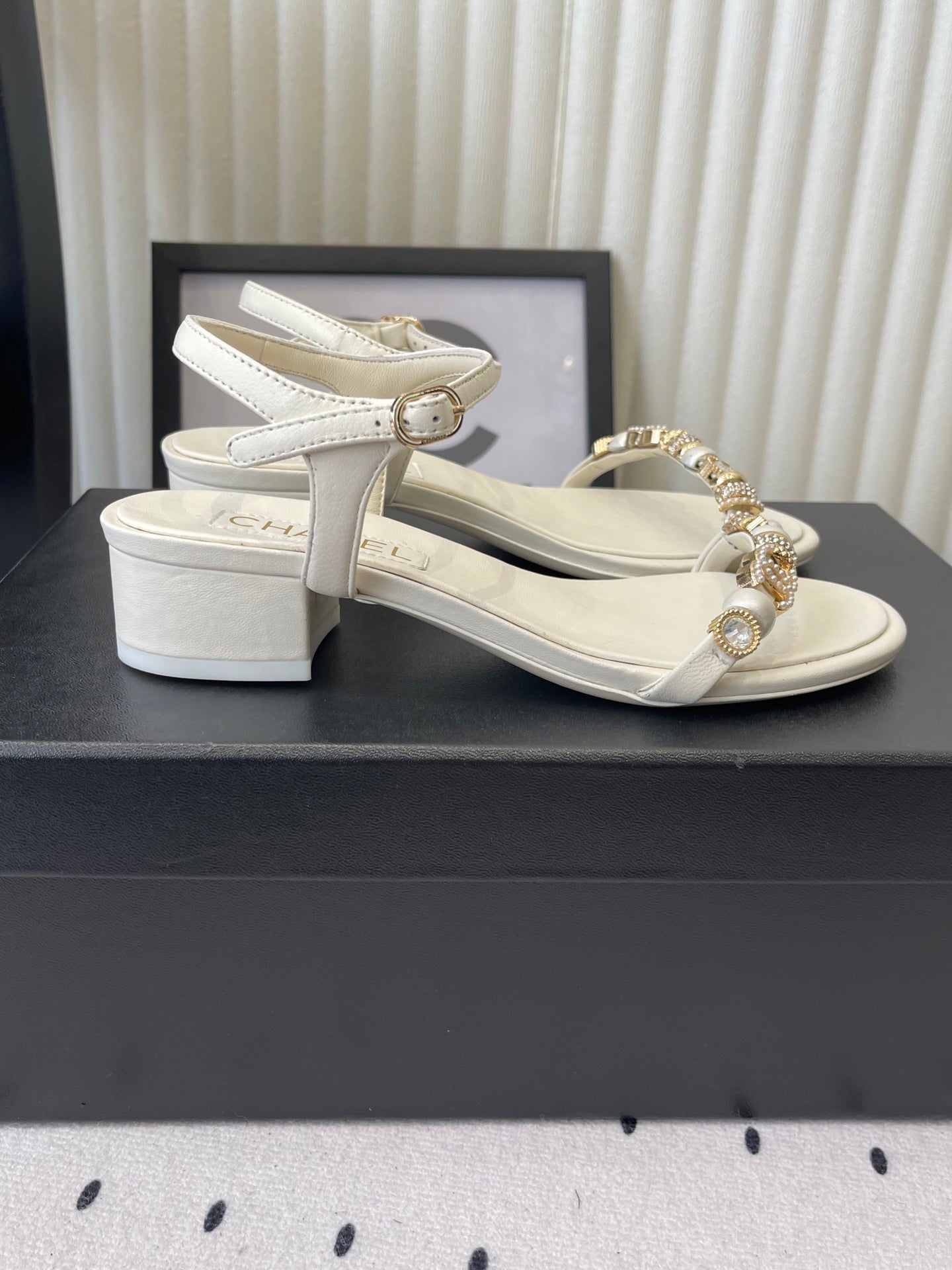 CC 26s Sandals 35 White Sheepskin Pearls 650098