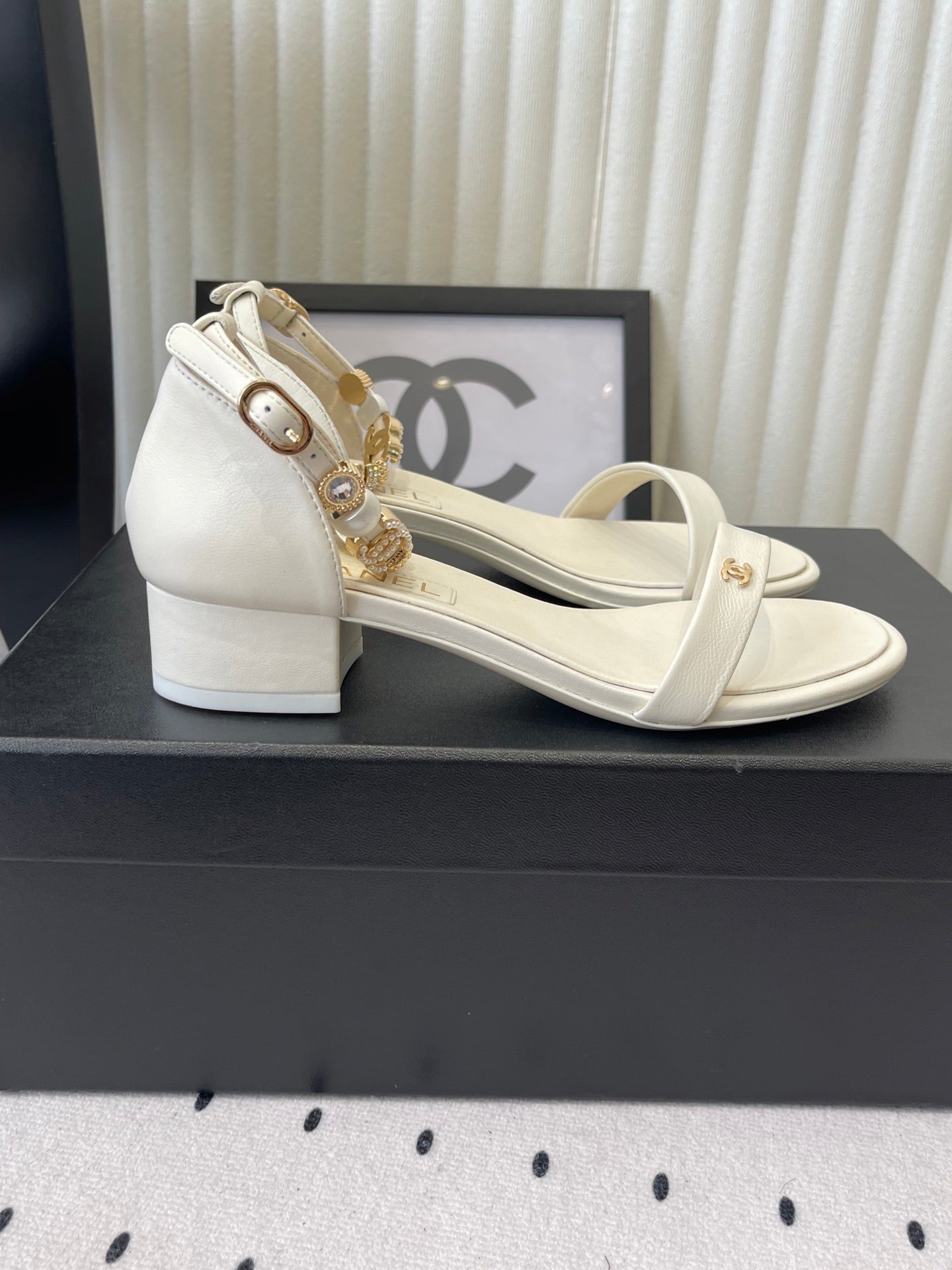 CC 26s Sandals 35 White Sheepskin 650105