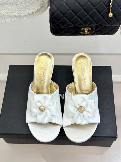 CC 26 Bow Sandal 55mm White Gold Satin Sheepskin 609805