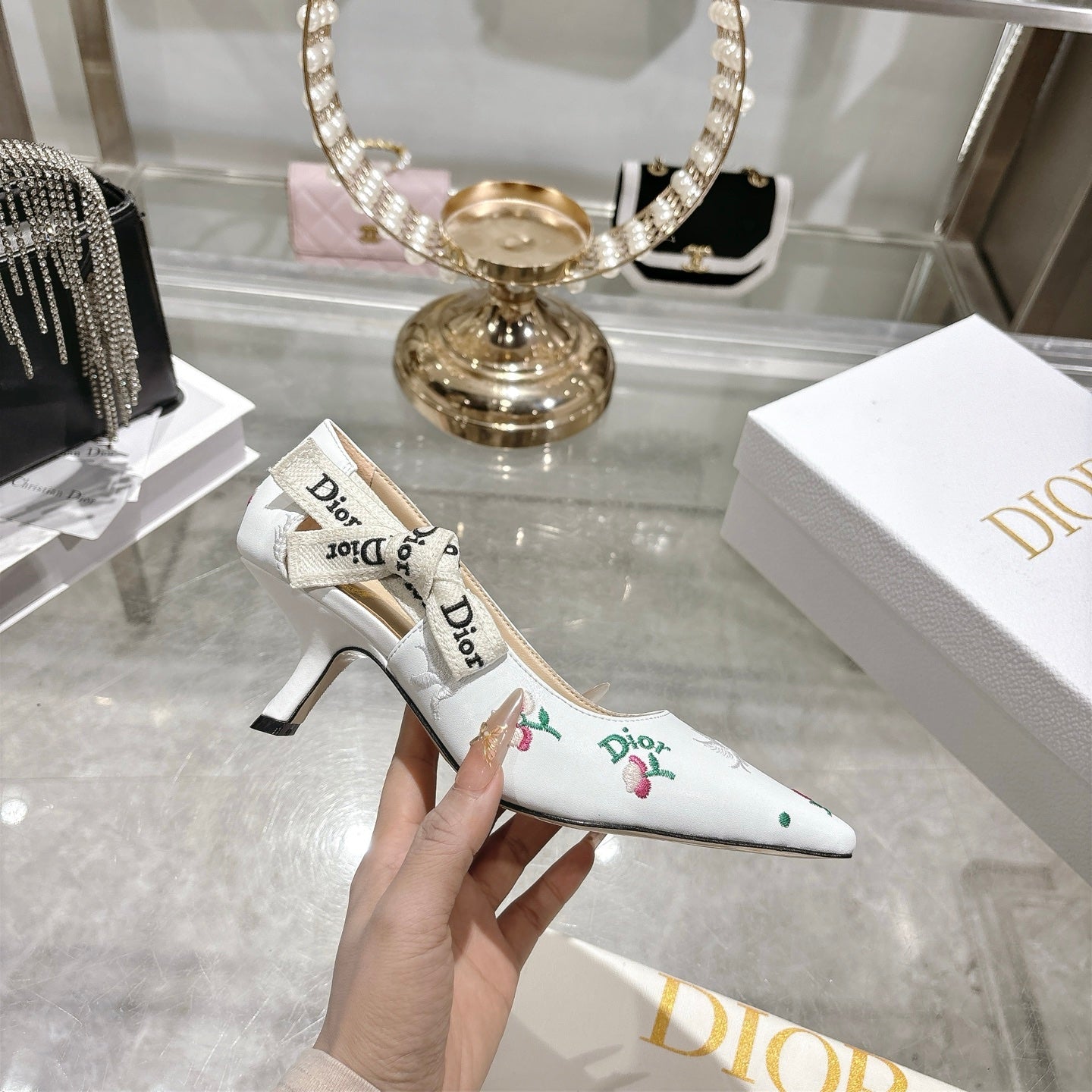 CD 26 High Heel Pump Flower 45 White Sheepskin Ribbon 679716